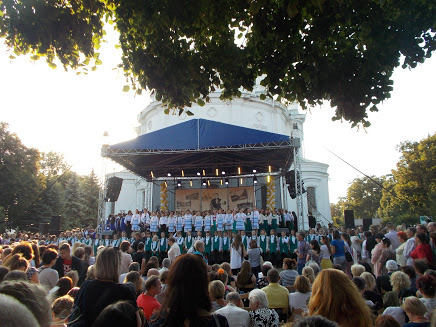 В Полтаве посреди улицы прошел парад хоров (фото, видео)