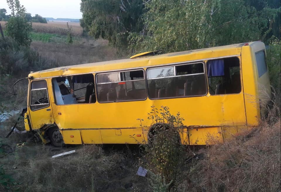 В Миргороде автобус попал в аварию: пятеро пострадавших (фото)