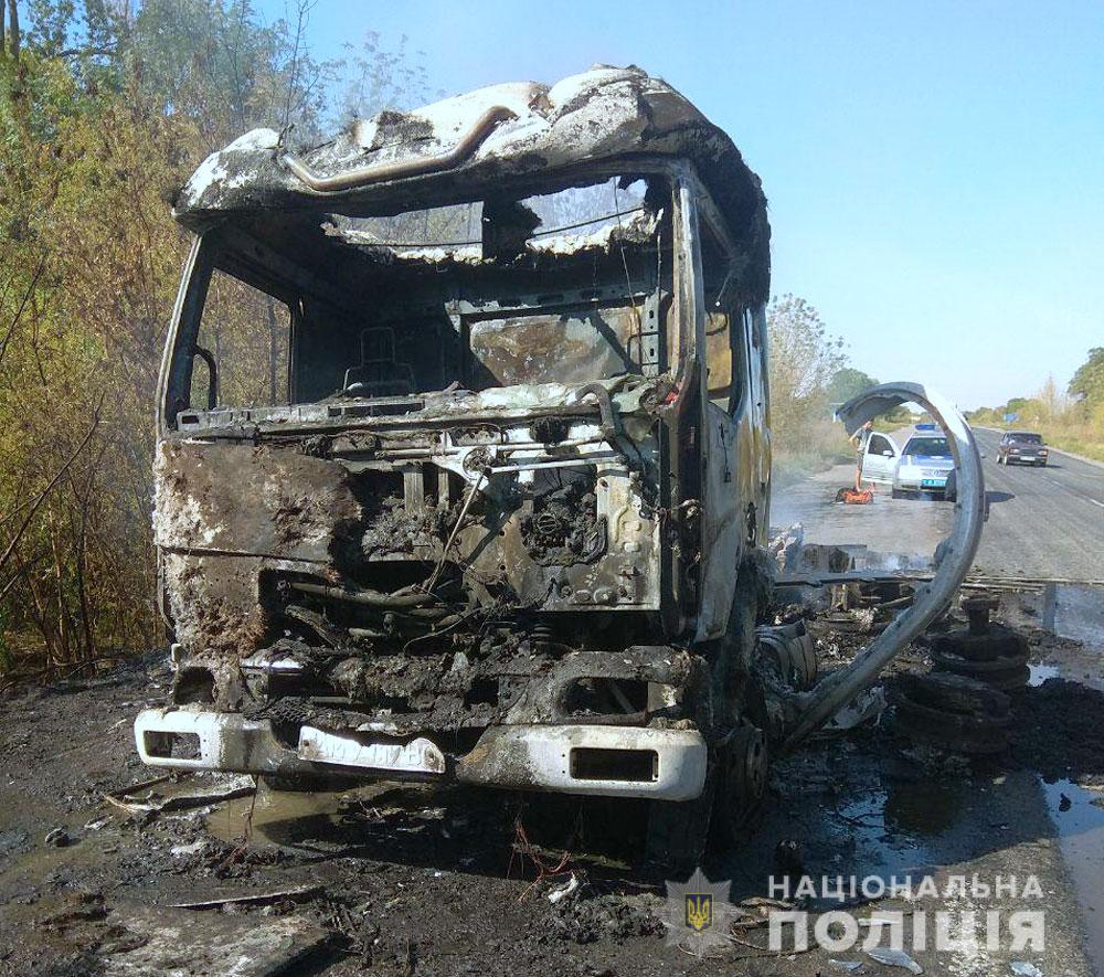 На полтавской трассе дотла сгорел грузовик (фото)