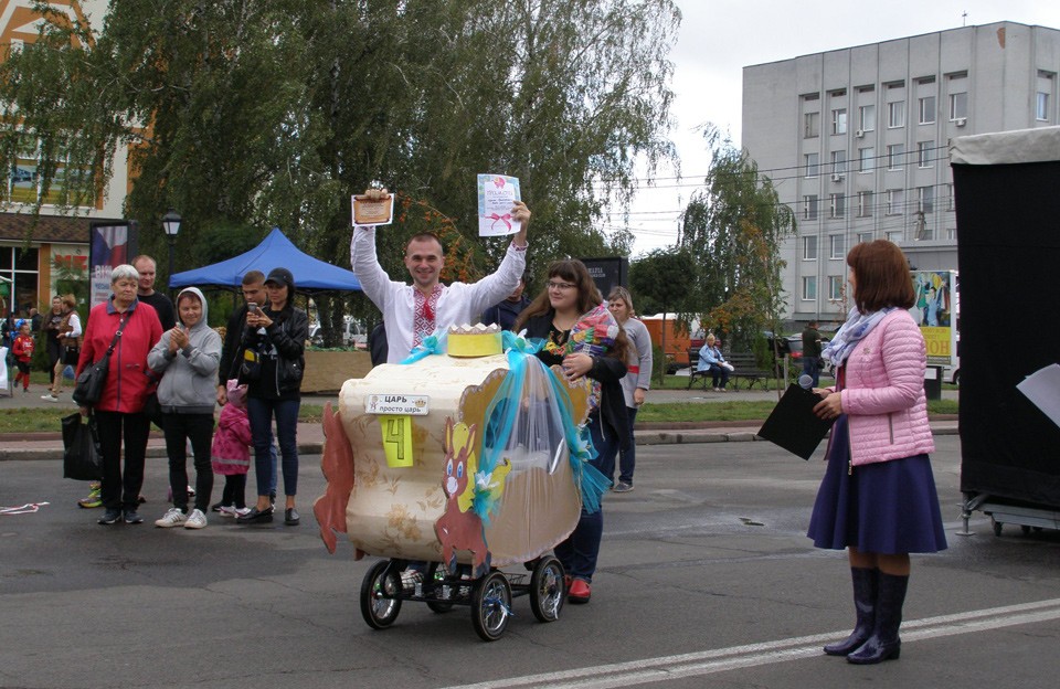 В Миргороде прошел парад колясок