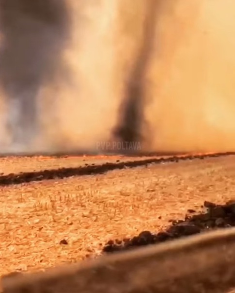 На Полтавщине засняли огненно-дымовой торнадо (видео)