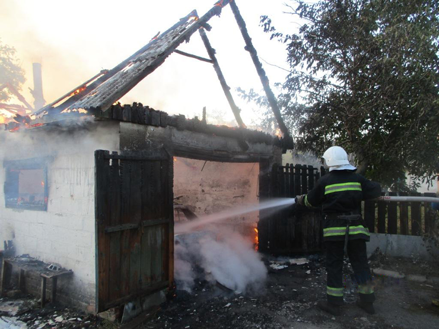 На Полтавщине сгорел гараж с автомобилем (фото)