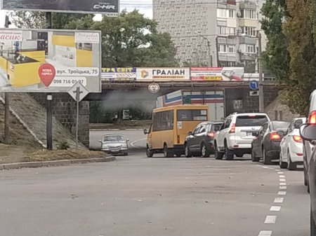 В Кременчуге под мостом застрял грузовик (фото)