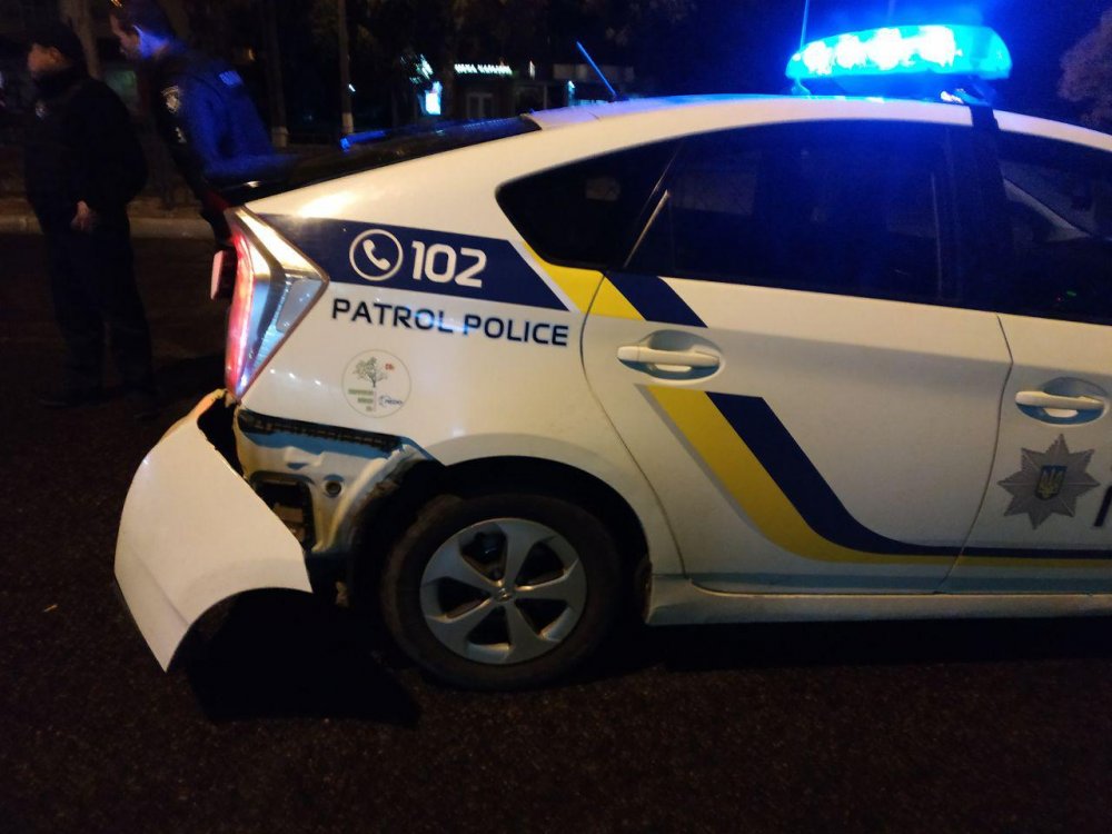 В Кременчуге водитель поехал на красный и врезался в авто полиции
