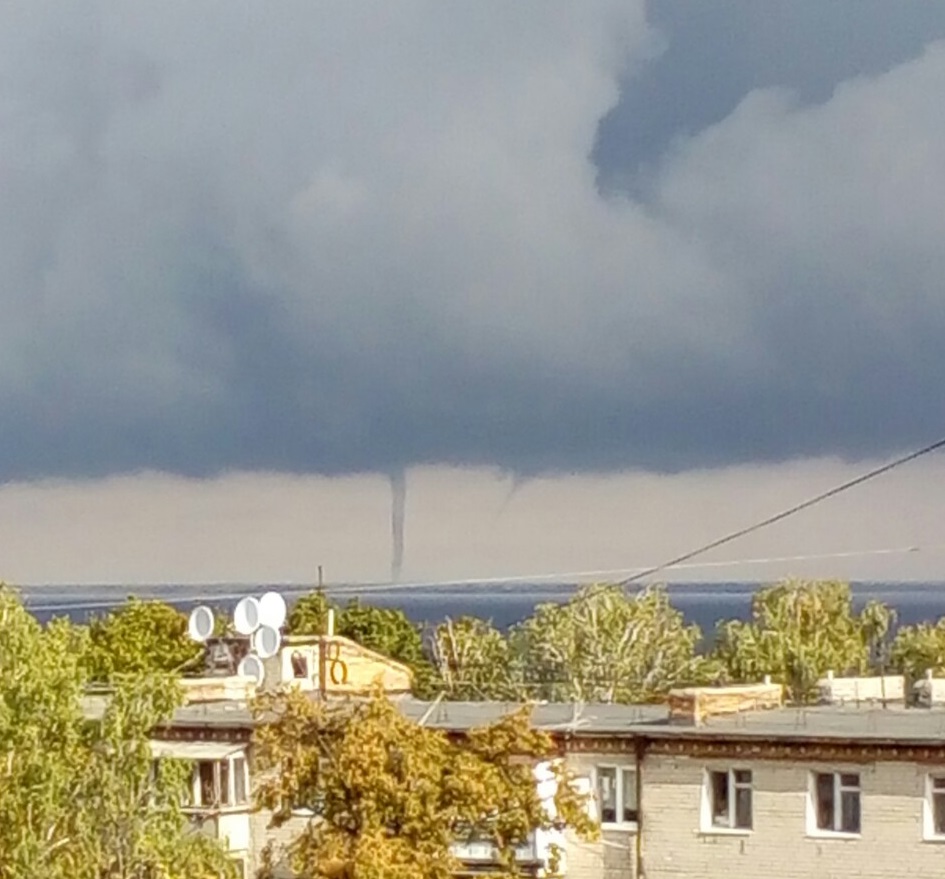 Над Кременчугским водохранилищем возник огромный смерч (фото, видео)