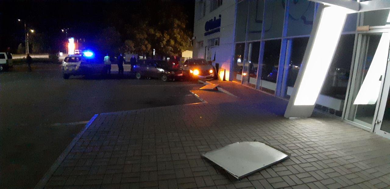 В Кременчуге автомобиль врезался в здание (фото)