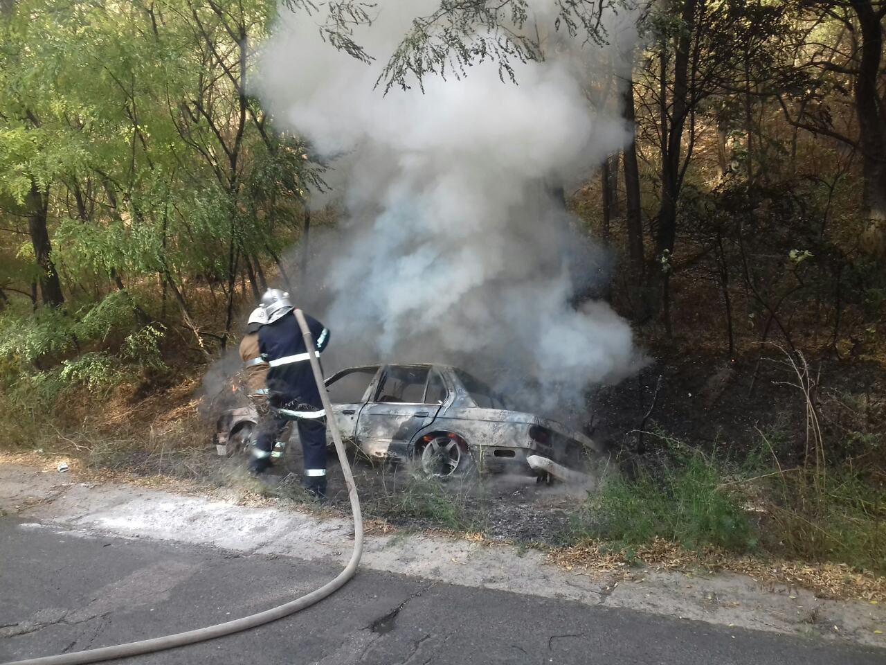На Полтавщине BMW слетел с дороги и загорелся (фото)