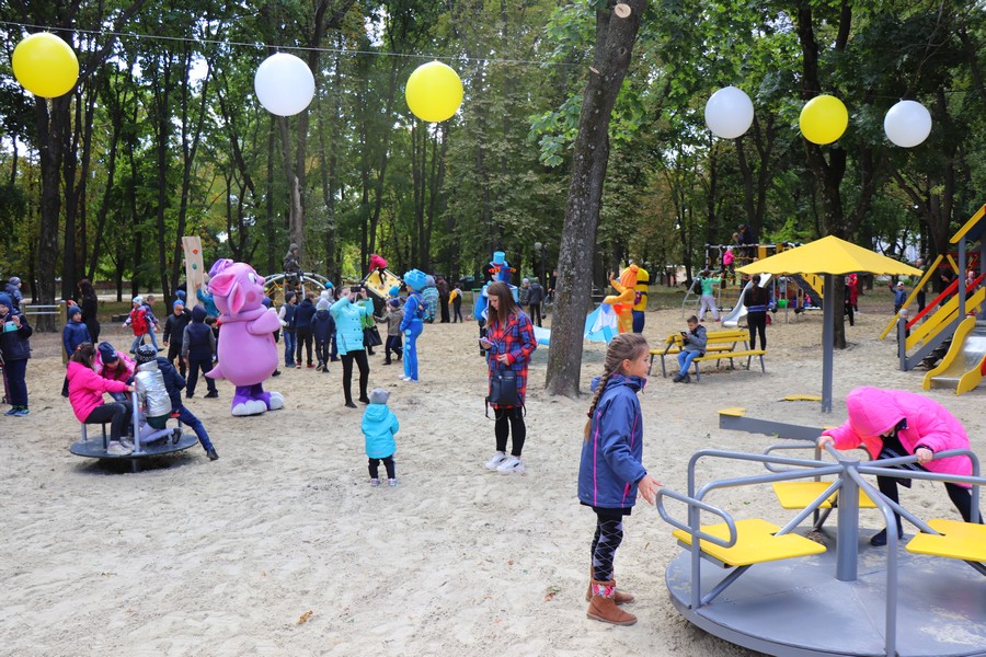В Полтаве открыли инклюзивную детскую площадку (фото)