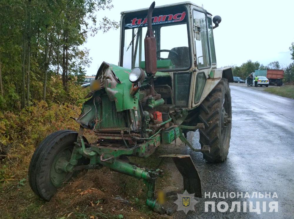 На Полтавщине пьяный мужчина угнал трактор и врезался на нем в КамАЗ (фото)