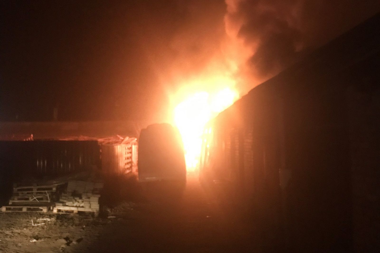 В Полтаве горели склады (фото)