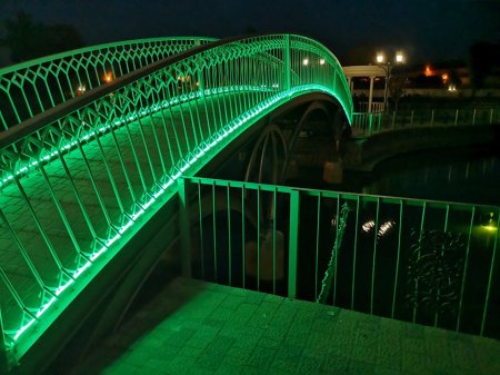 В Кременчуге мостик на "Остров любви" светится зеленым (фото)