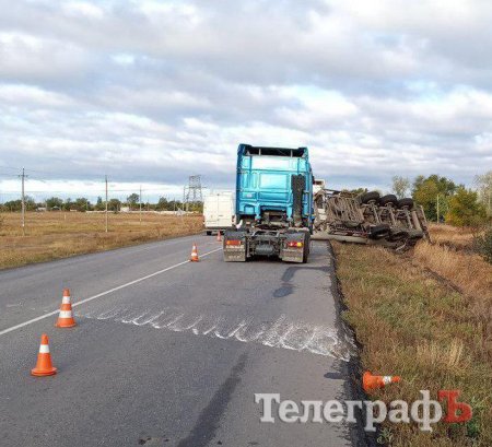 На трассе Кременчуг-Полтава продолжает лежать цистерна (фото)