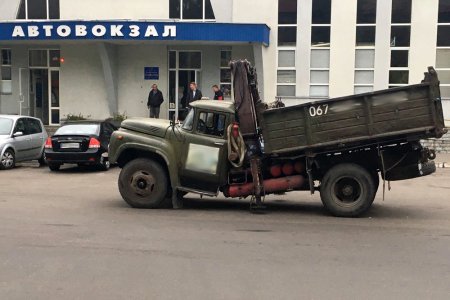 В Кременчуге "сложился" грузовик (фото)