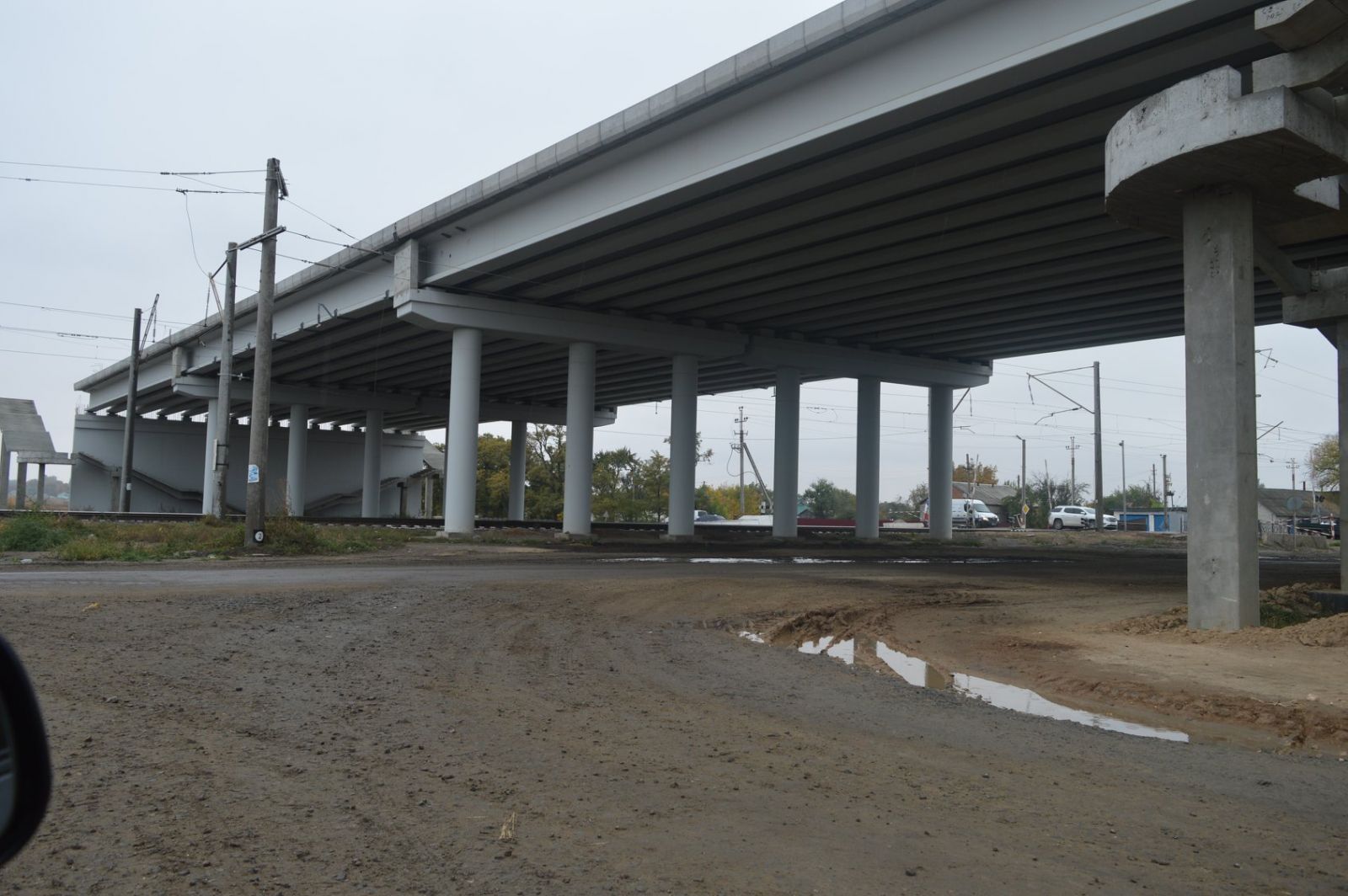 На трассе Днепр-Решетиловка строят путепровод через железную дорогу (фото)