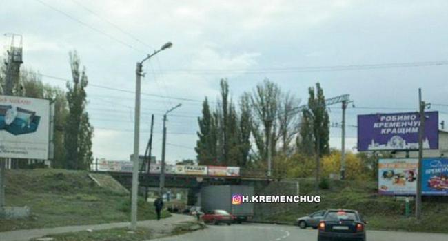 В Кременчуге под мостом застряла очередная фура (фото)