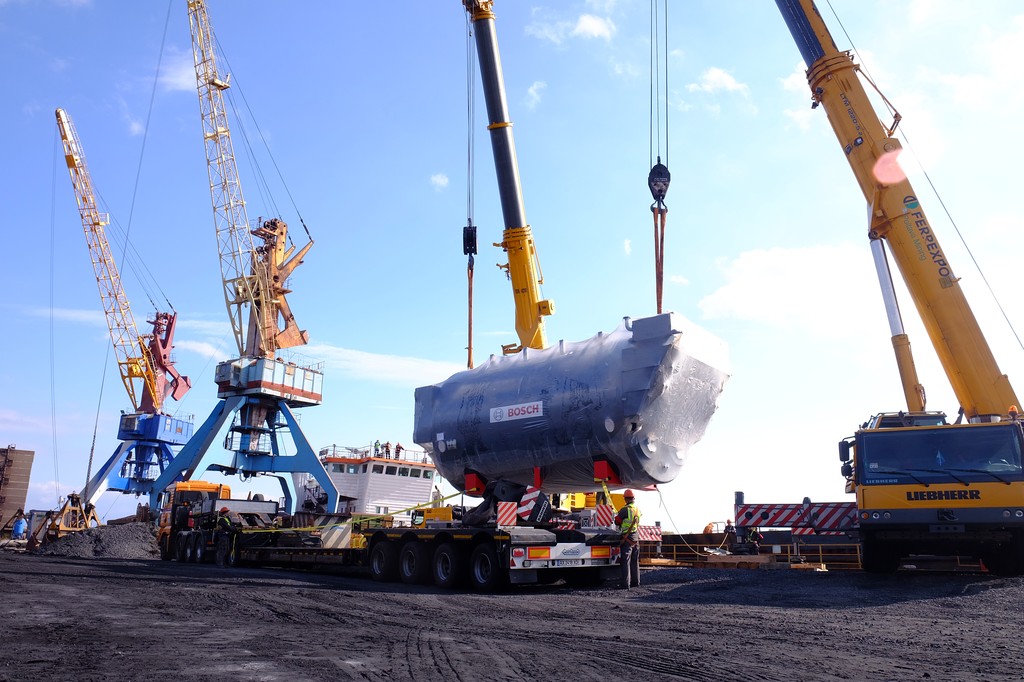 В Горишние Плавни привезли 70-тонные газовые котлы из Германии (фото)