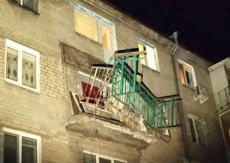 В Кременчуге рухнул балкон дома (фото)