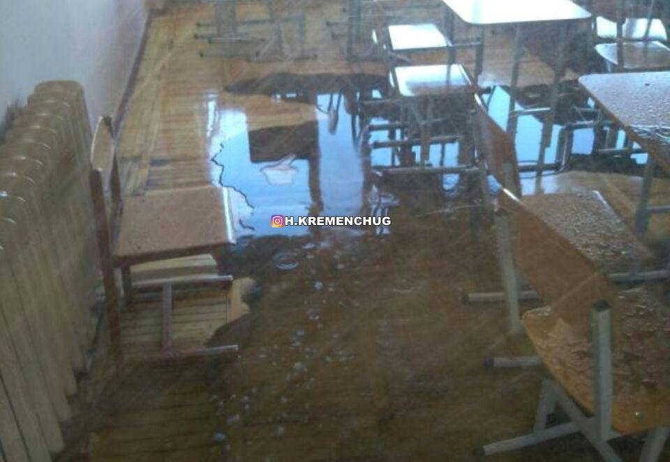 В Кременчуге затопило класс в школе (фото)