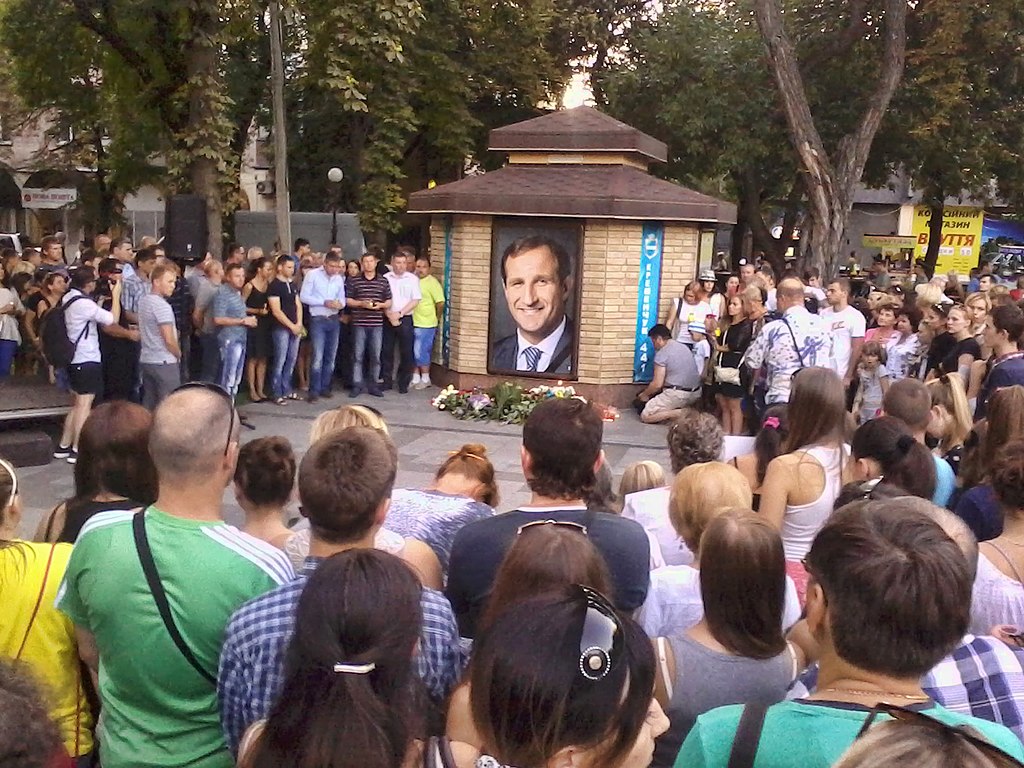 Кременчужане несут цветы к могиле убитого мэра Олега Бабаева