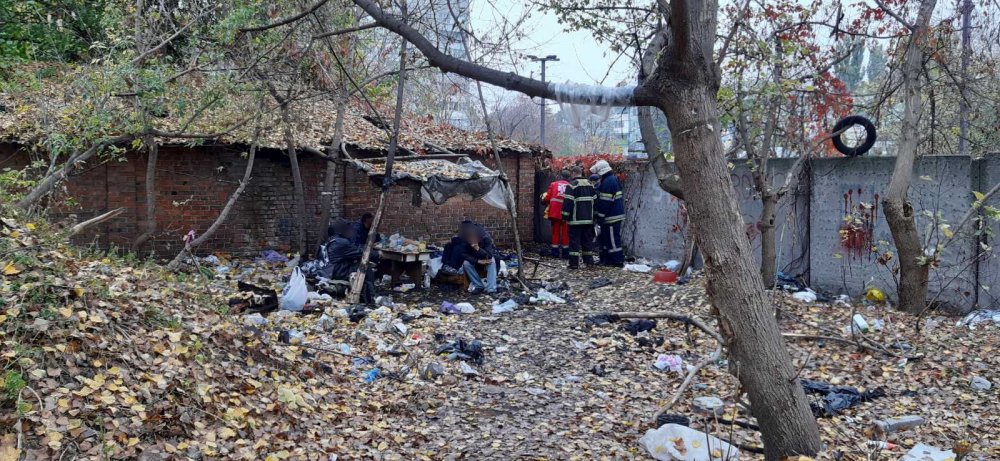 В Кременчуге мужчина со вчерашнего дня застрял между забором и постройкой