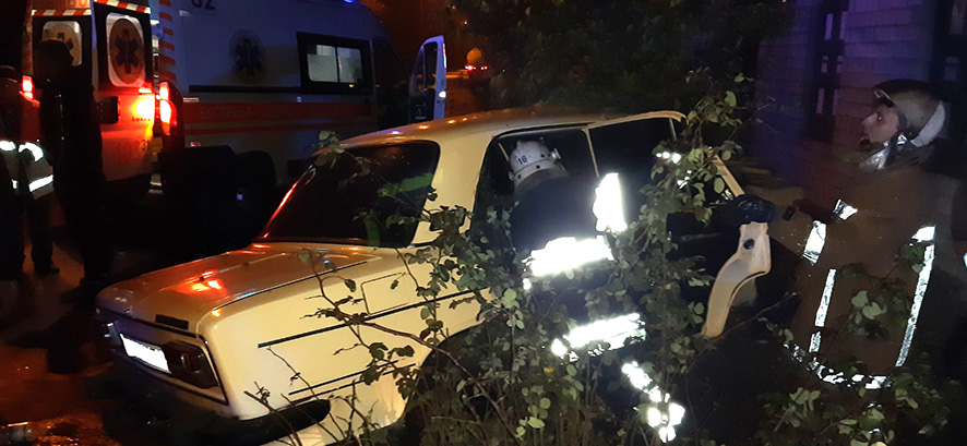 В Кременчуге ВАЗ врезался в дерево