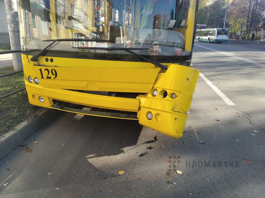 В Полтаве водитель пытался объехать затор из-за ДТП и врезался в троллейбус