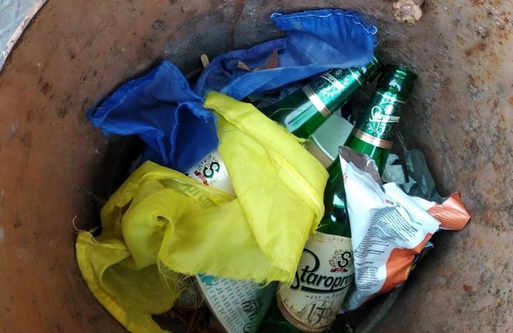 На Полтавщине со здания сорвали флаг Украины и выбросили его (фото)