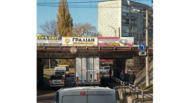В Кременчуге грузовик застрял под мостом (фото)