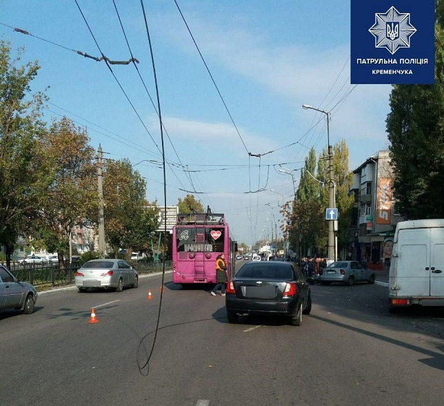 В Кременчуге оборвавшиеся троллейбусные провода упали на автомобиль