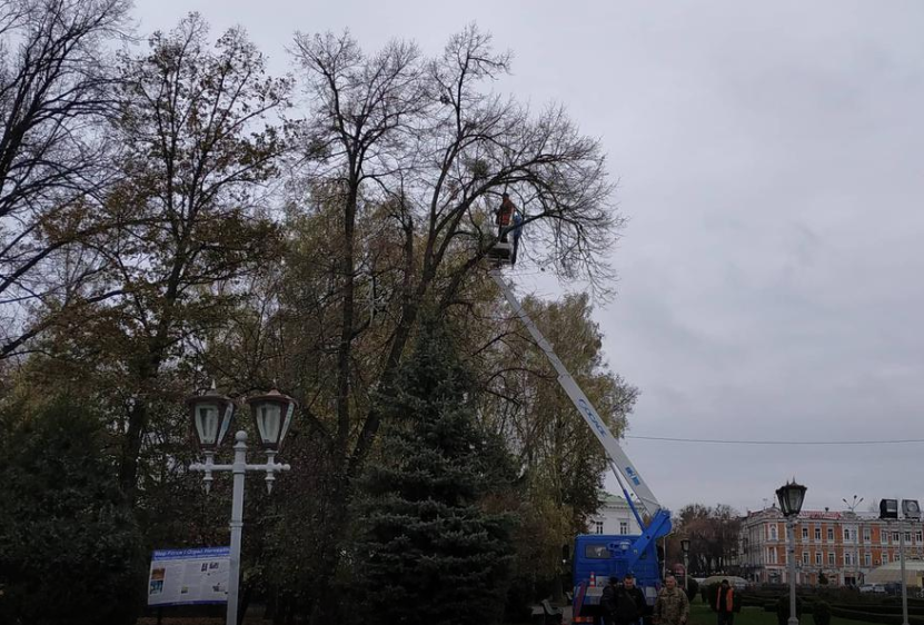 В Полтаве начали монтировать новогоднюю иллюминацию