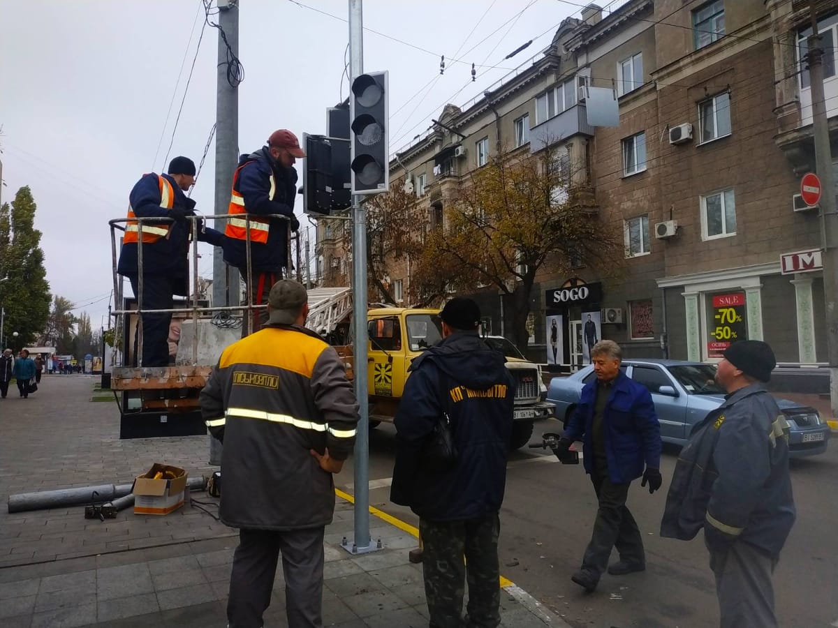 В центре Кременчуга ставят новые светофоры