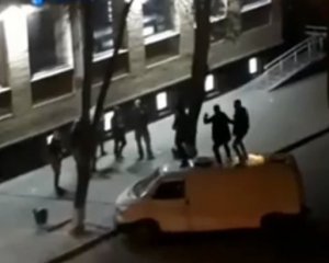 В Полтаве группа парней устроила танцы на крыше микроавтобуса (видео)