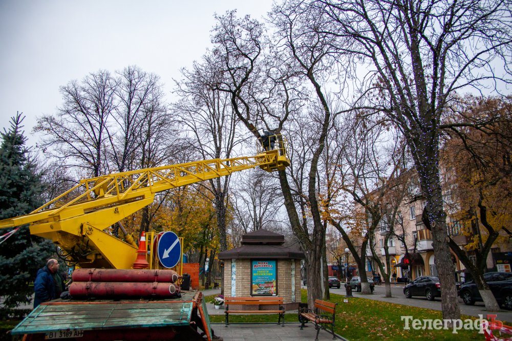 Сквер в Кременчуге начали украшать к Новому году (фото)