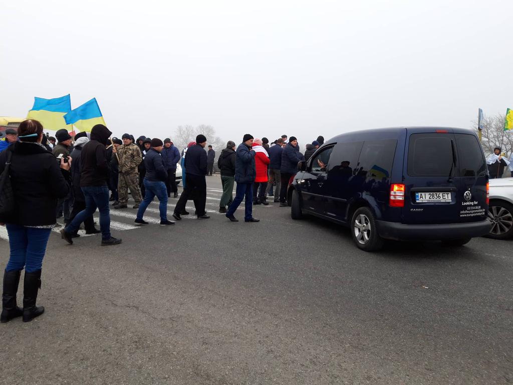 Протестующие перекрыли трассу Киев - Харьков (фото)