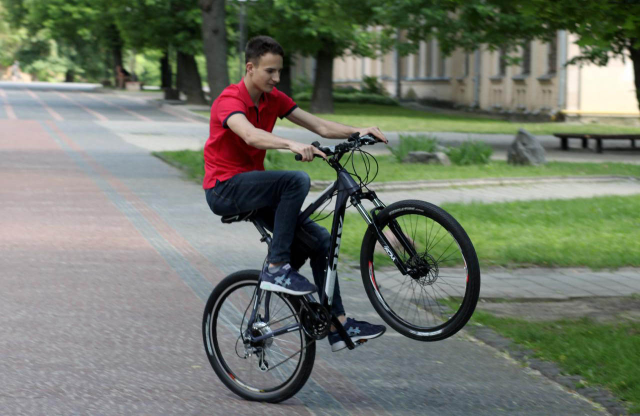 Студент из Полтавщины смастерил велосипед, разгоняющийся до скорости мопеда