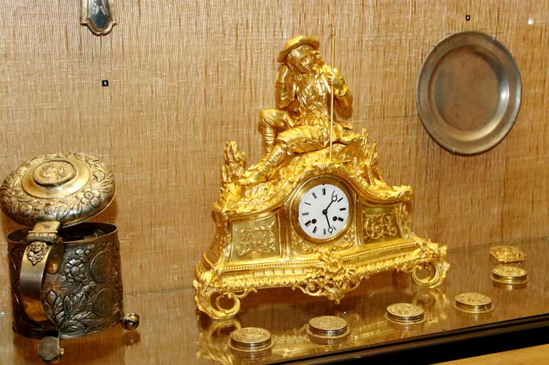 В полтавскую сокровищницу вернулись старинные золоченые часы (фото)
