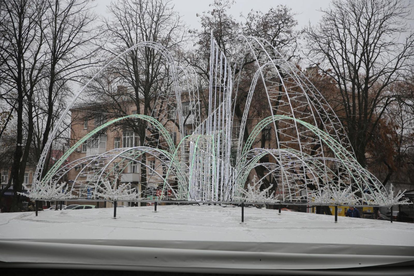 В Кременчуге установили "зимний фонтан" (фото)