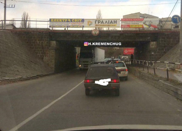 Под мостом в Кременчуге фура попала в ловушку (фото)