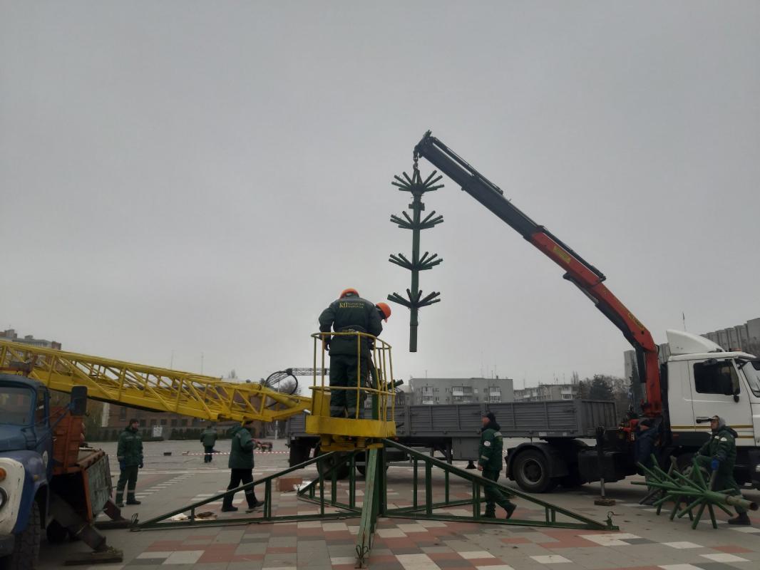 В Кременчуге начали устанавливать главную елку