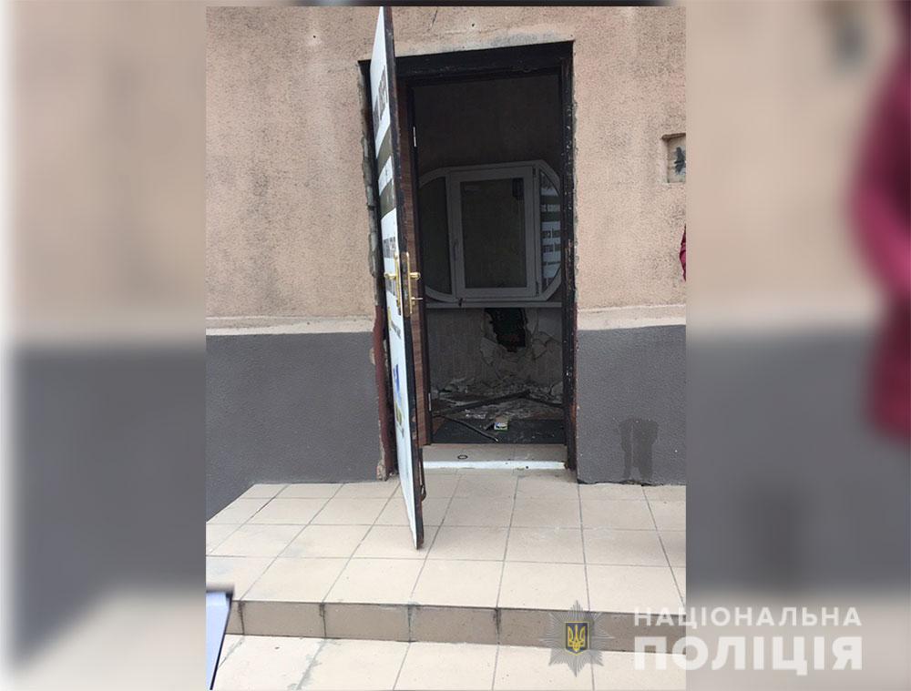 На Полтавщине в ювелирный магазин пытались пробраться через дыру в стене