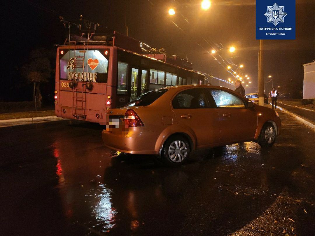 В Кременчуге Chevrolet въехал в троллейбус