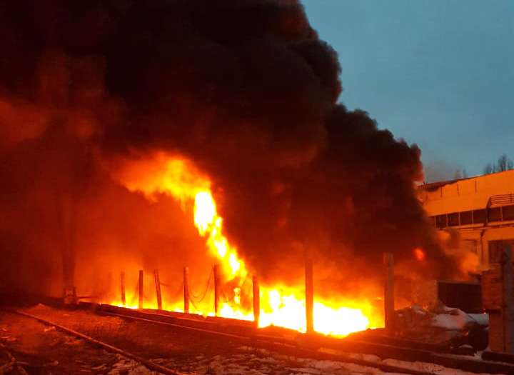 В Полтаве горело 1500 квадратных метров складов, прибыл пожарный поезд (фото)