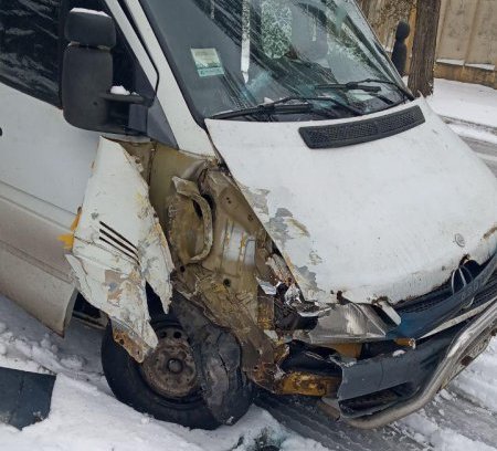 В Кременчуге микроавтобус врезался в столб (фото)