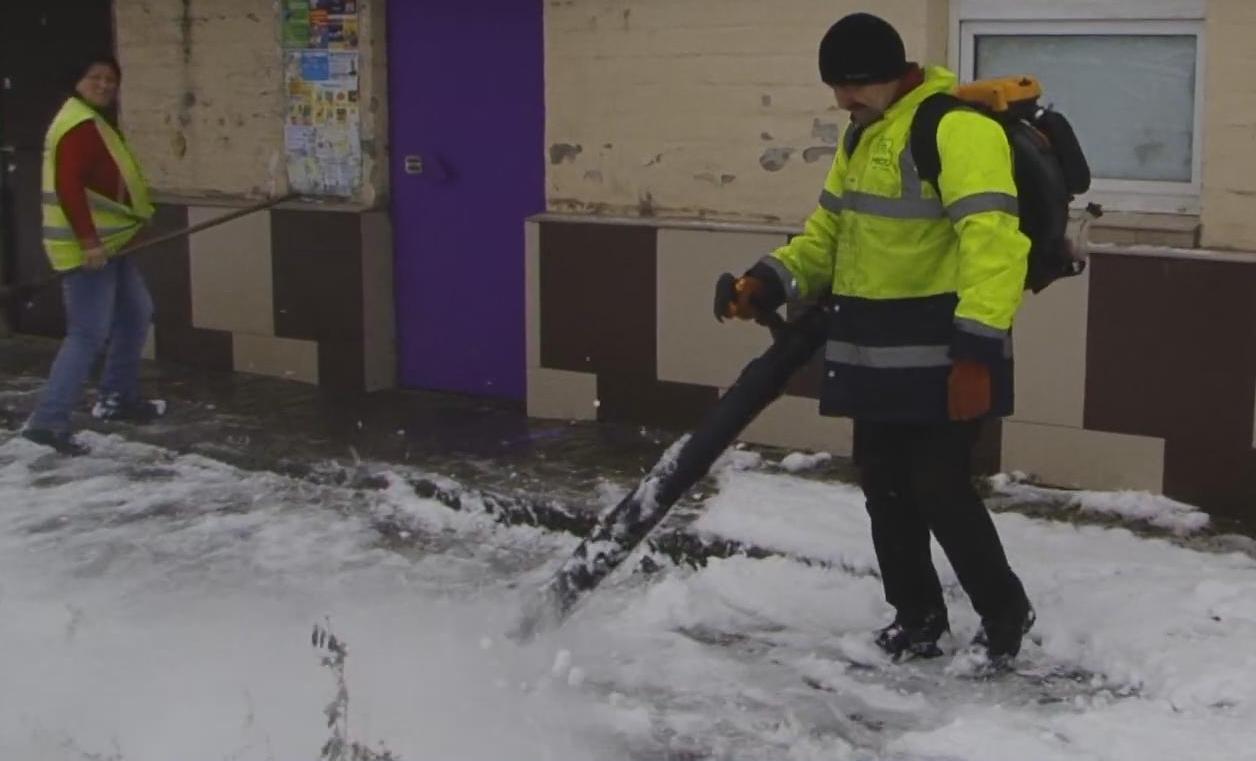 В Кременчуге - новый подход к расчистке дворов от снега (фото)