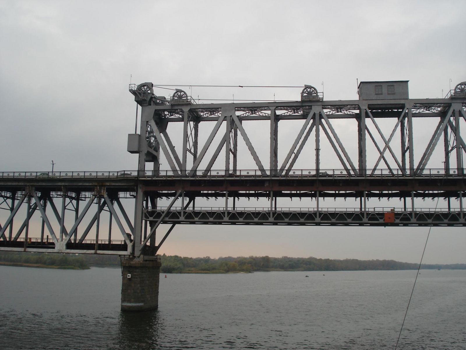 В Кременчуге ограничат движение транспорта по мосту через Днепр