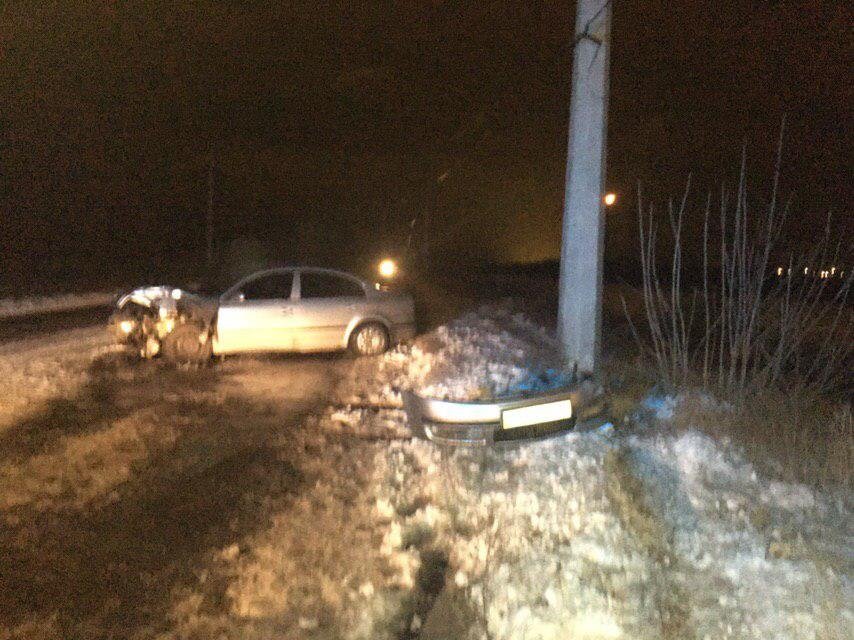 В Кременчуге автомобиль врезался в столб, потеряв бампер (фото)