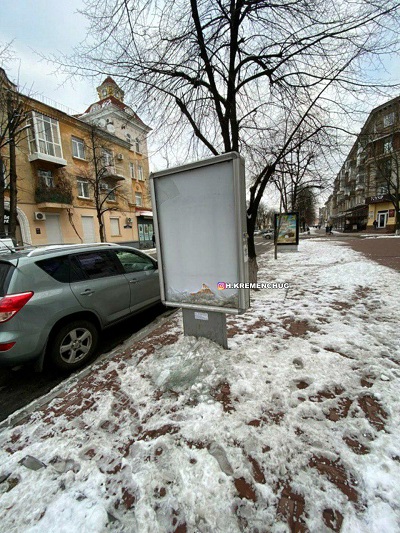 В Кременчуге "волна" снега разбила ситилайт (видео)