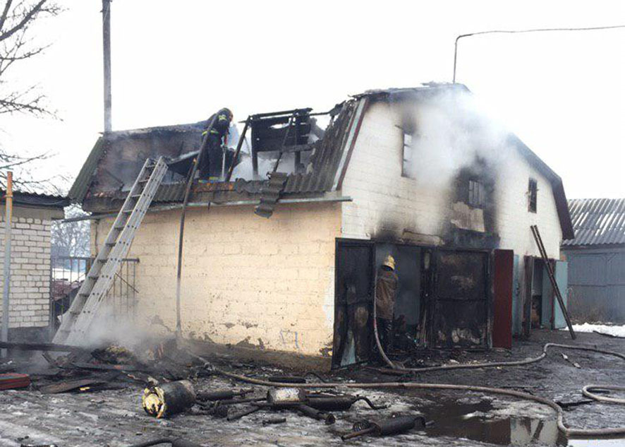 На Полтавщине горел гараж: есть пострадавшие
