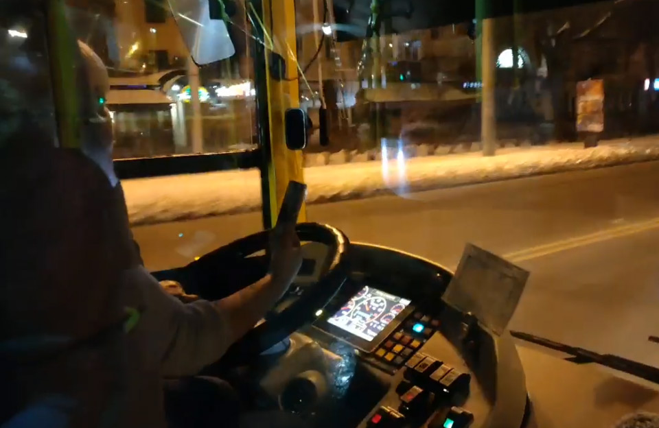 Водителя троллейбуса, которая говорила по Skype во время движения, лишили премии