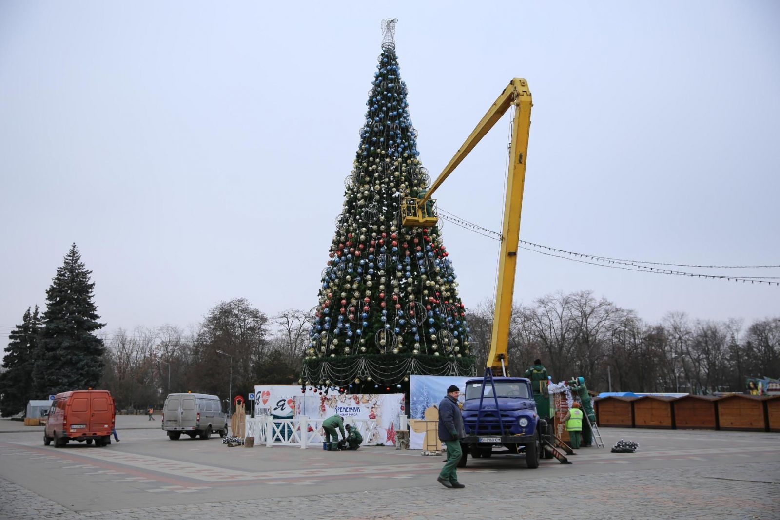 В Кременчуге демонтируют елку